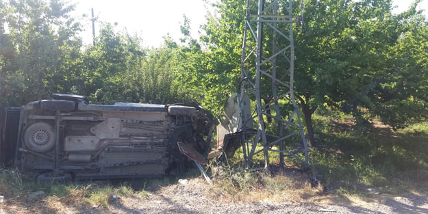 Malatya'da otomobil elektrik trafosuna çarptı: 5 yaralı