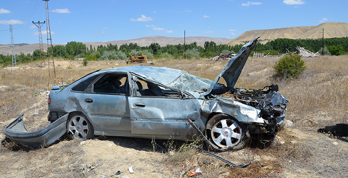 Malatya'da otomobil yoldan çıktı: 5 kişi yaralandı
