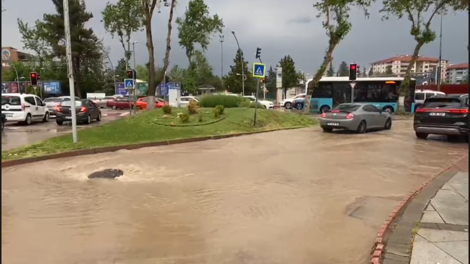 Malatya'da sağanak; altgeçitte can pazarı