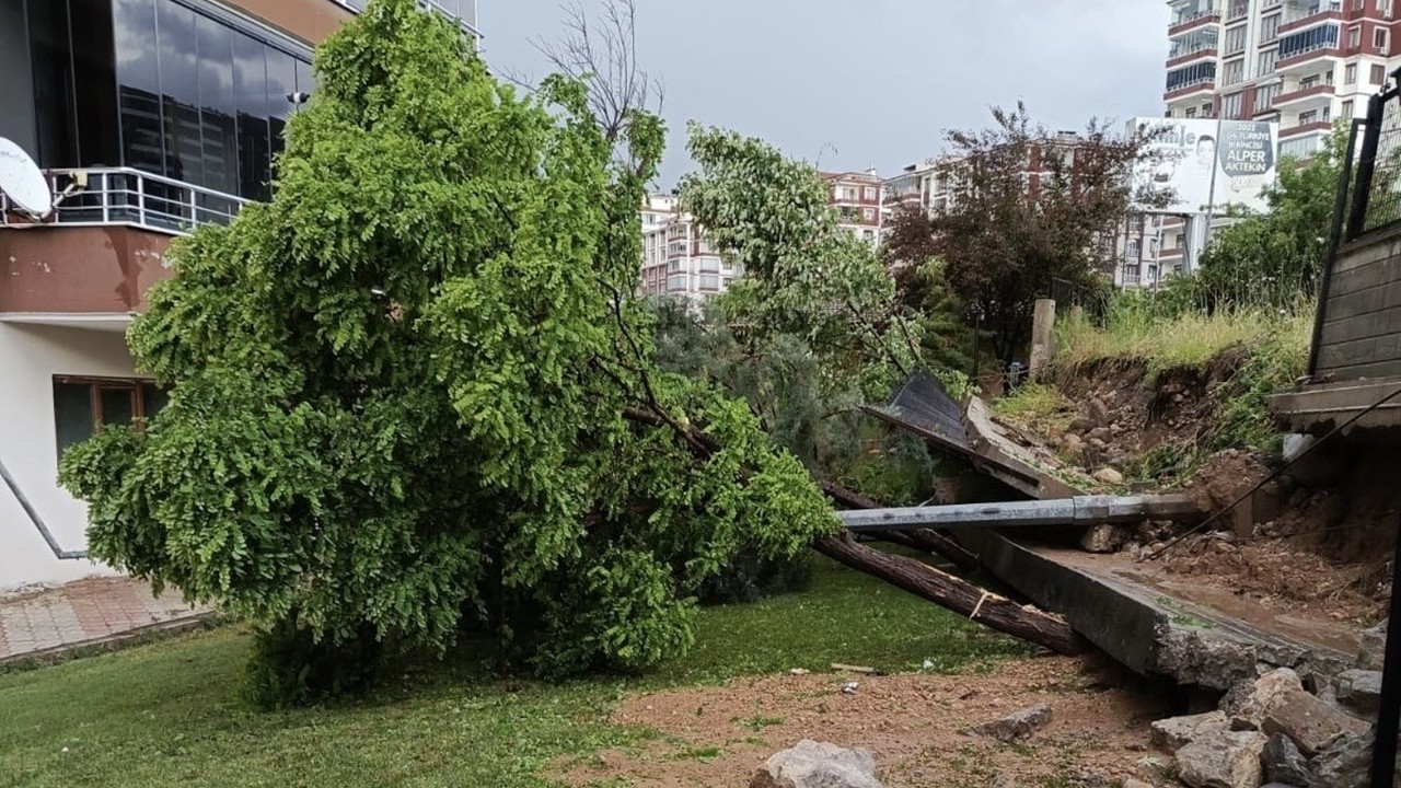 Malatya’da sağanak yağış sonrası istinat duvarı çöktü