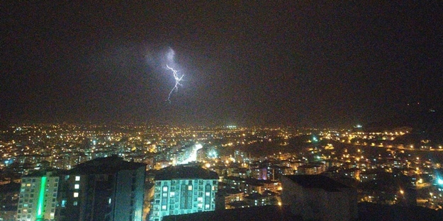 Malatya’da şimşekler geceyi aydınlattı