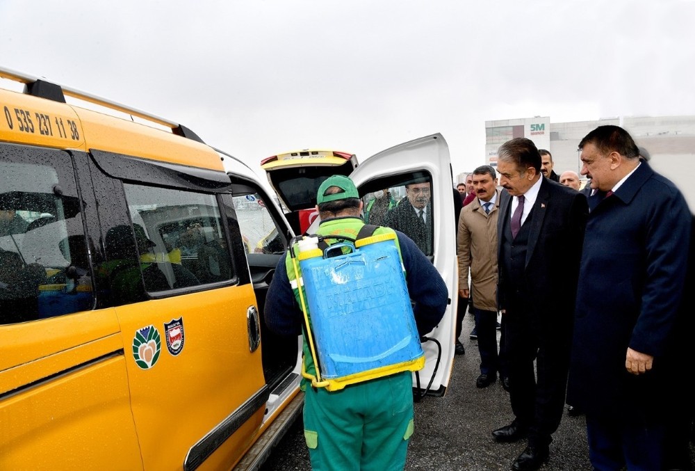 Malatya’da taksi ve servis araçları dezenfekte edildi 