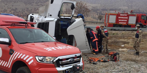 Malatya'da TIR devrildi: Sürücü hayatını kaybetti