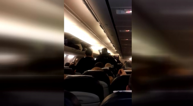 Malatya'da uçağa biletsiz binen 2 kişi gözaltına alındı