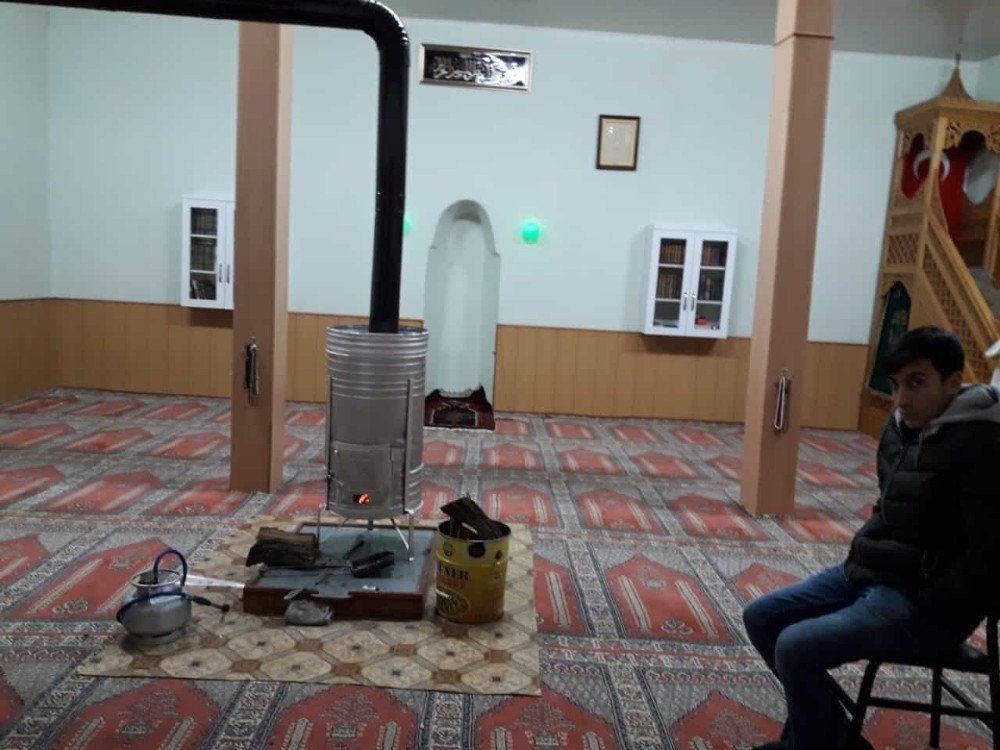 Malatya’da vatandaşlar deprem sonrası camilere sığındı 