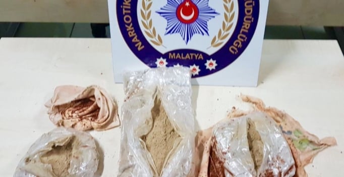 Malatya'da vücuduna sarılı 1 kilo eroinle yakalanan İranlı kadın, tutuklandı