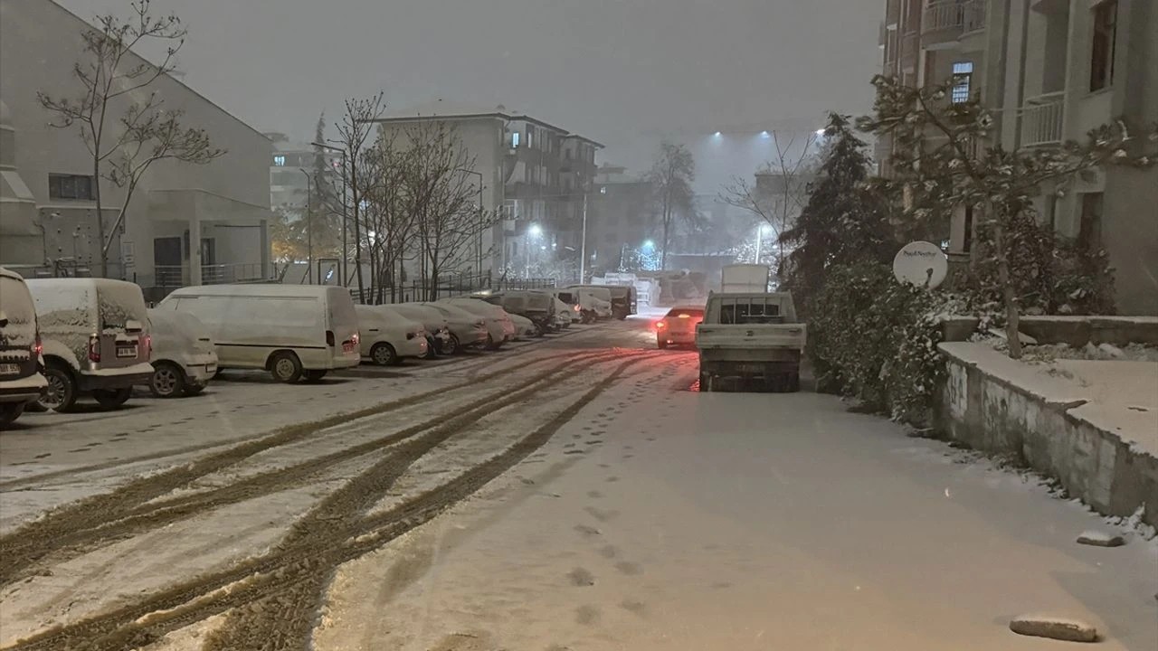 Malatya’da yoğun kar yağışı sürüyor