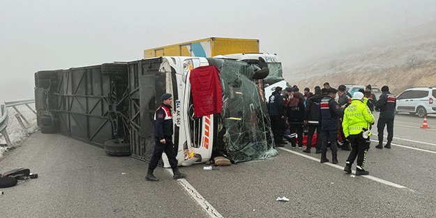 Malatya'da yolcu otobüsü devrildi: Ölü ve yaralılar var!