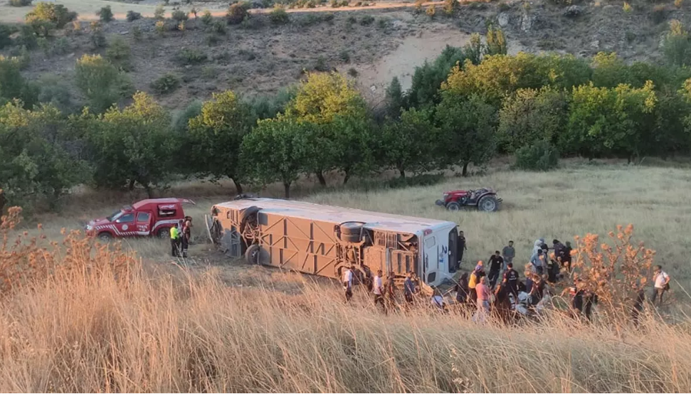 Malatya'da yolcu otobüsü şarampole devrildi!