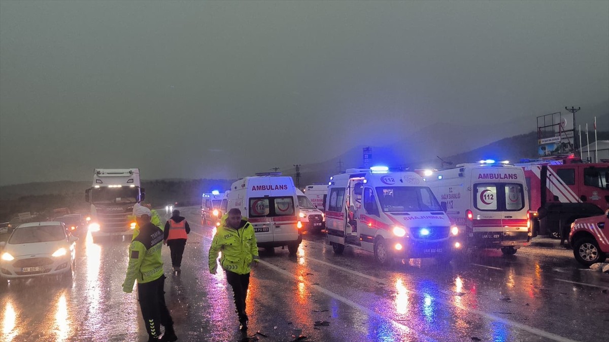 Malatya'da yolcu otobüsü şarampole yuvarlandı