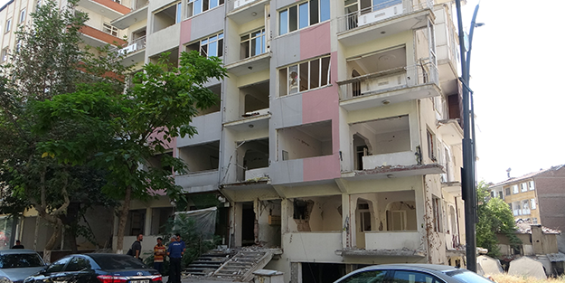 Malatya'daki ağır hasarlı binada korkunç kaza!
