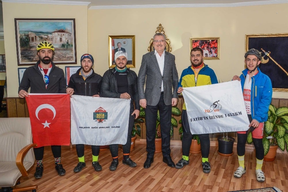 Malatyalı bisikletçilerden Karacabey’de mola 