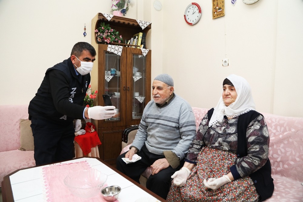 Malatyalı yaşlı çiften duygulandıran bağış 