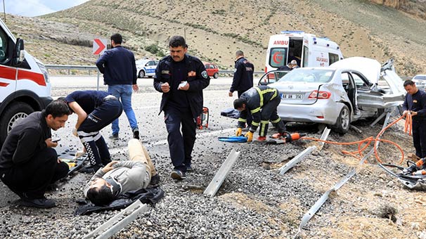 Malatya'nın Darende ilçesinde otomobil bariyerlere çarptı: 1 ölü, 3 yaralı