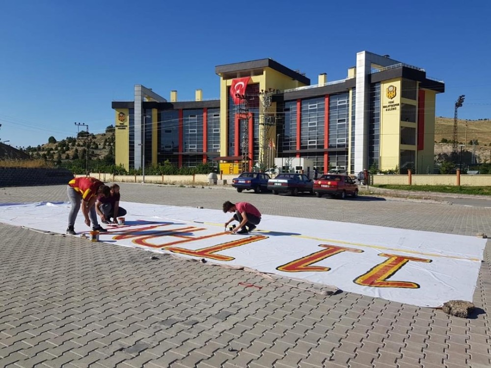 Malatyasporlu taraftarlardan takıma pankartlı tepki 