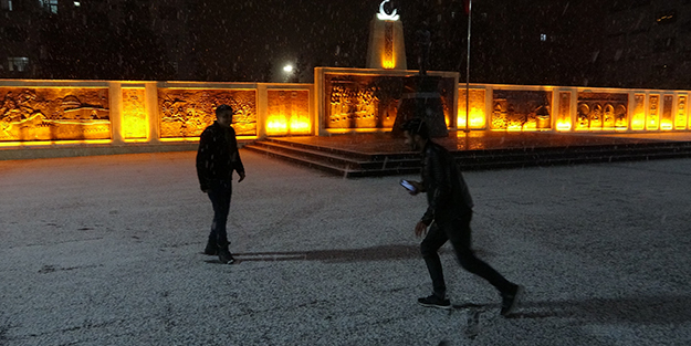 Malatya’ya mevsimin ilk karı düştü! Vatandaşlar kendini dışarı attı