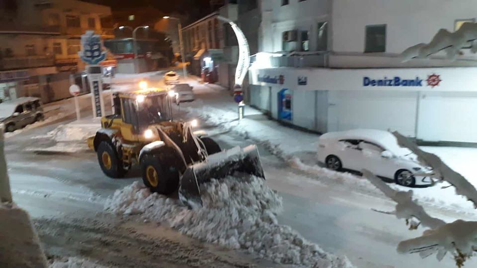 Malazgirt Belediyesinden karla mücadele çalışması 