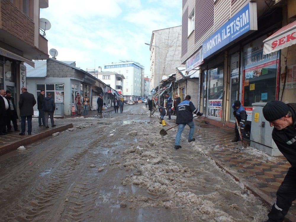 Malazgirt’te kar temizleme çalışmaları devam ediyor 
