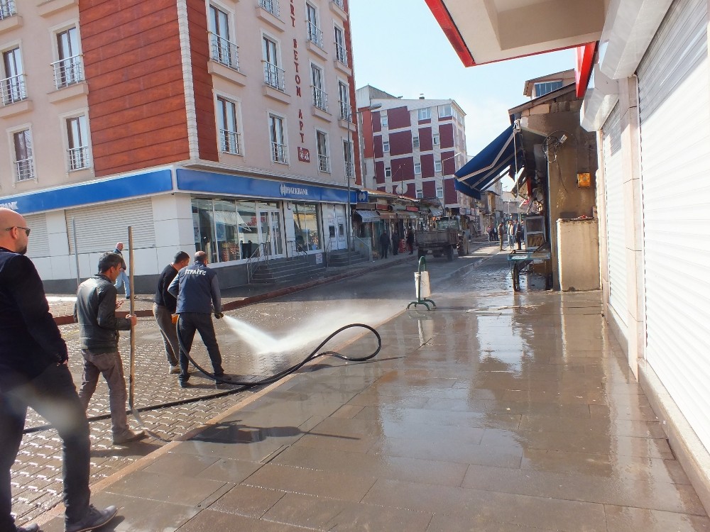 Malazgirt’te korona virüsüne karşı temizlik çalışması 