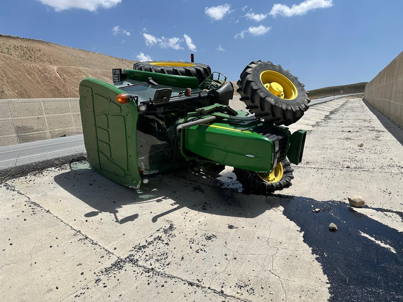 Malazgirt’te traktör takla attı: 1 yaralı