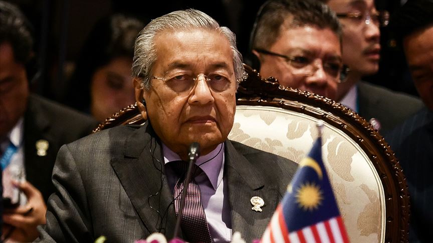 Malezya Başbakanı Mahathir istifa etti