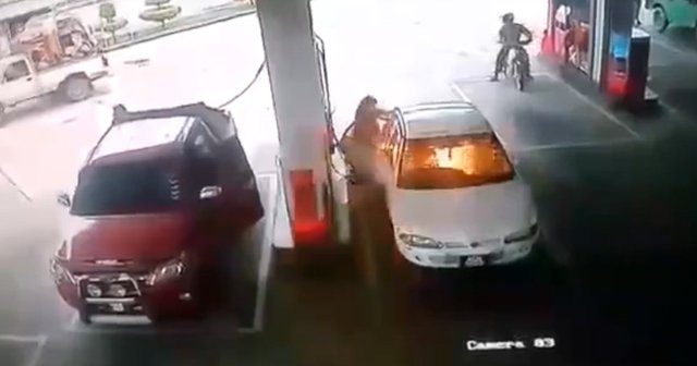 Malezya’da akaryakıt alırken bir anda araç tutuştu!