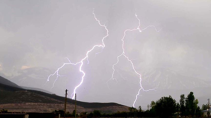 Malezya'da genç kalecinin üzerine yıldırım düştü