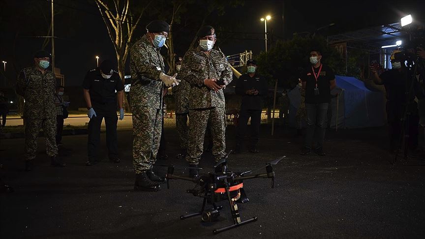 Malezya'da polis kısmi sokağa çıkma yasağını İHA'larla gözetliyor