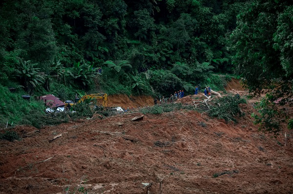 Malezya’da toprak kayması can aldı