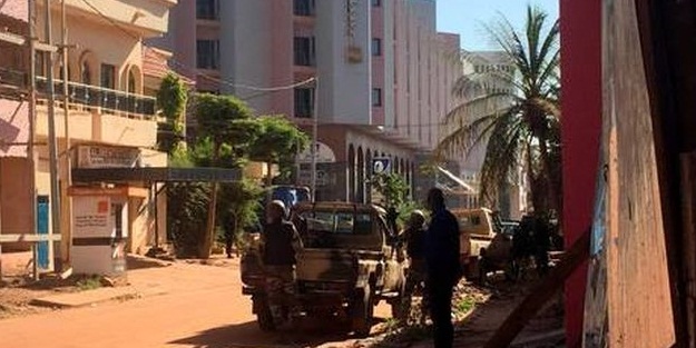 Mali'de otel basan teröristler 170 kişiyi rehin aldı