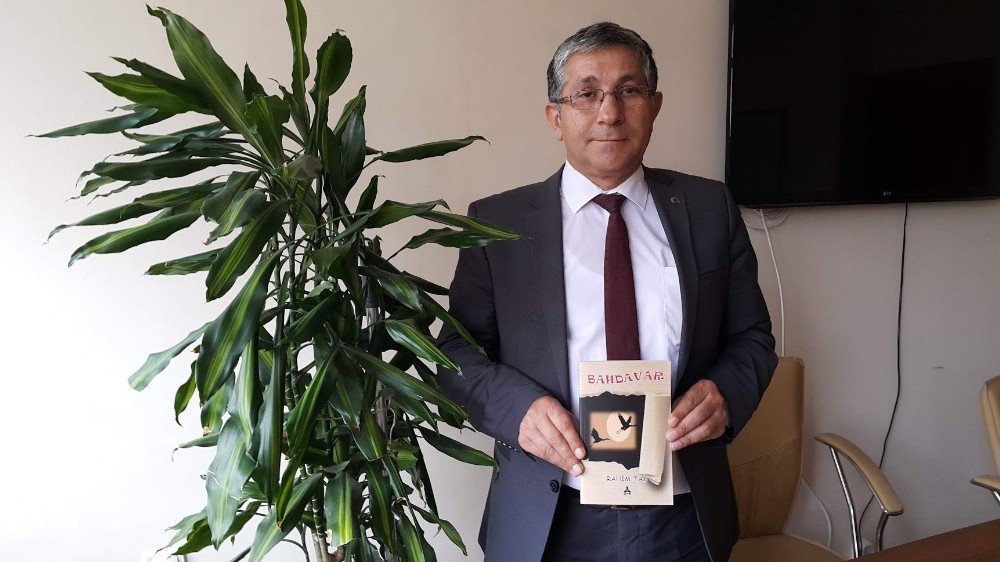 Maliye ve yazarlığı başarıyla bir arada götürüyor 