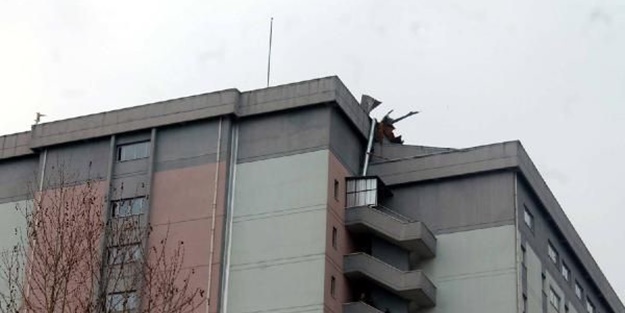 Maliye'nin çatısı uçtu: 3 ağır yaralı