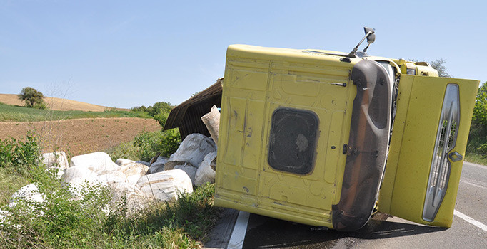 Malkara ilçesinde TIR devrildi, 25 ton mısır silajı tarlaya saçıldı