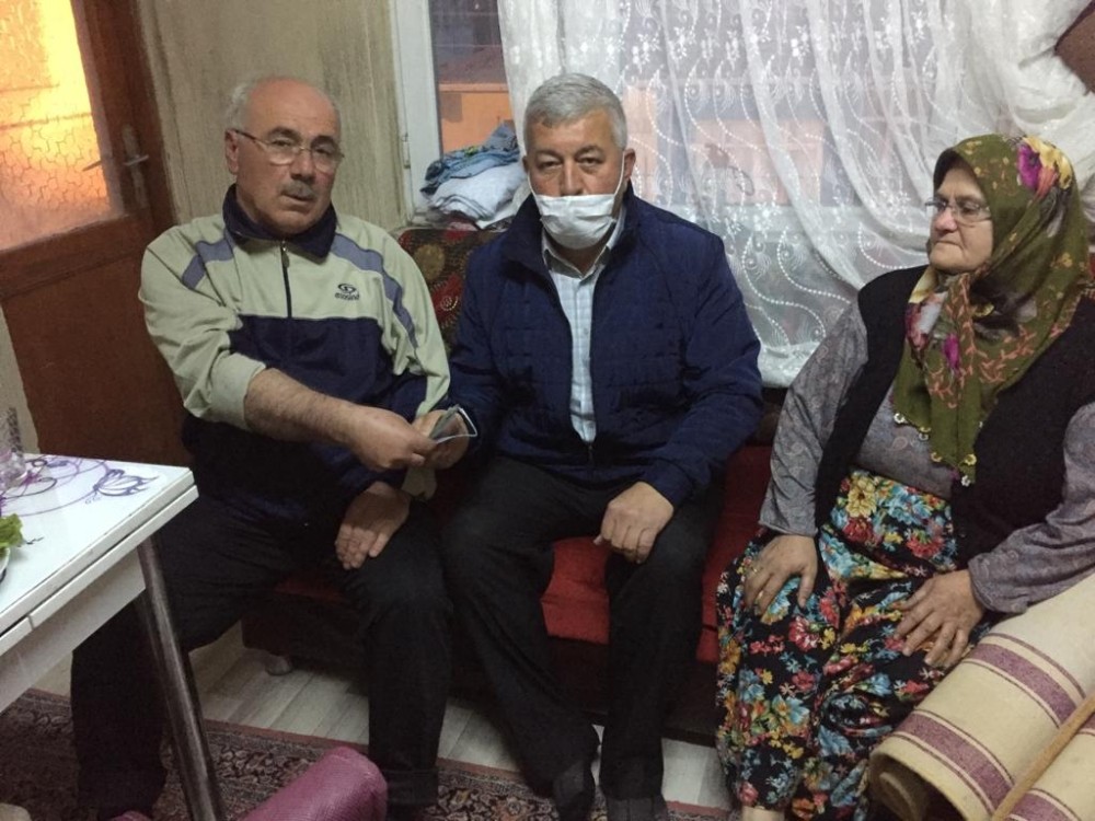 Malkaralı muhtarlardan yangınzede vatandaşa yardım eli 