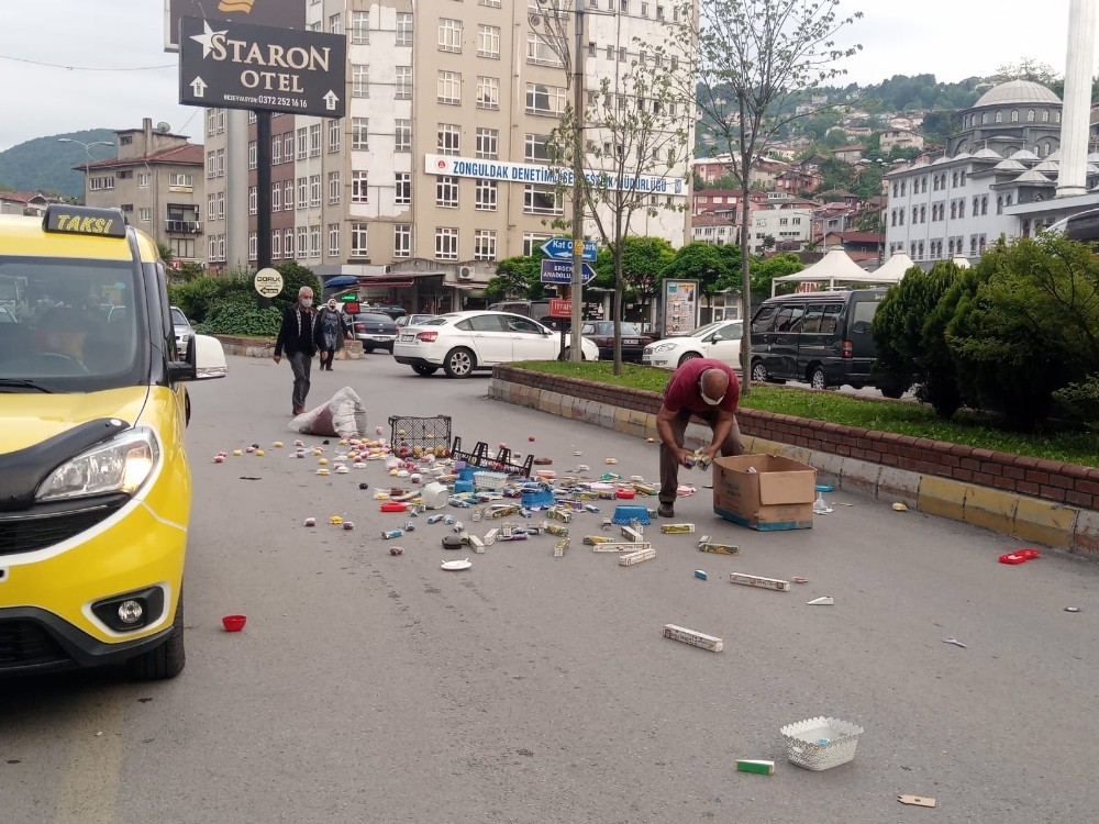 Malları dökülen esnafın imdadına vatandaşlar koştu 