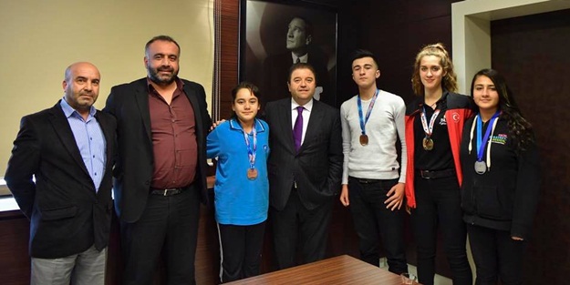 Maltepe Belediye Başkanı'ndan Gökyüzünün Yıldız Sporcusu'na başarı belgesi