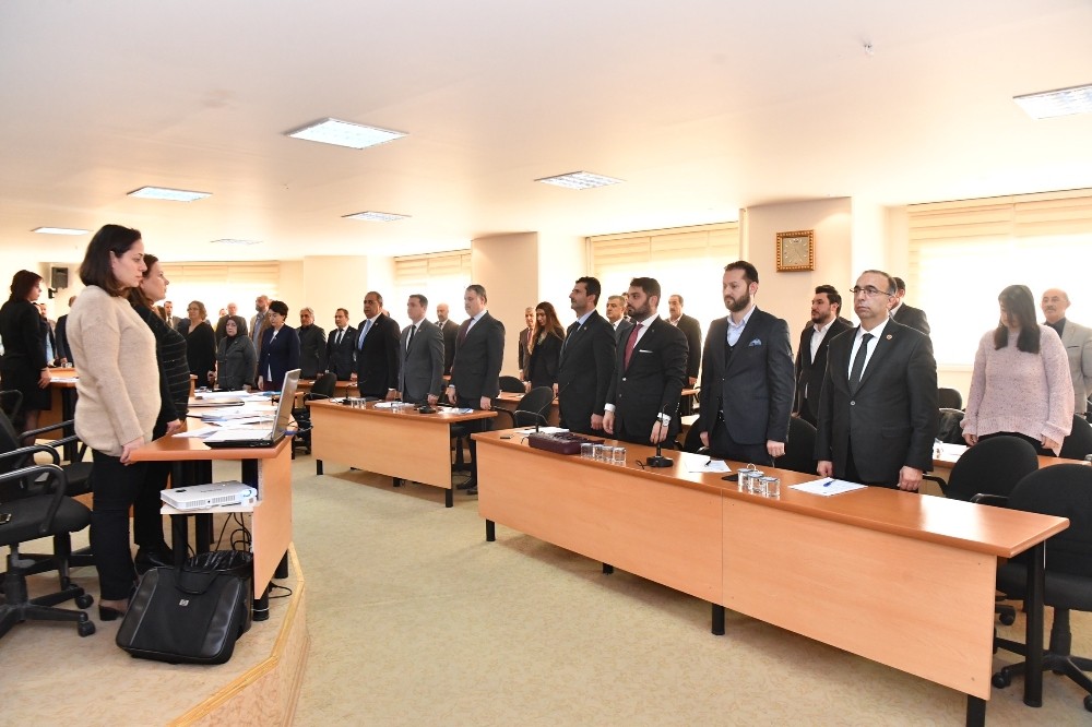 Maltepe Belediye Meclisi’nde şehitler için saygı duruşu 