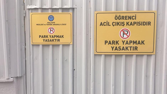 Maltepe Belediyesi okulun acil çıkış kapısını kapattı