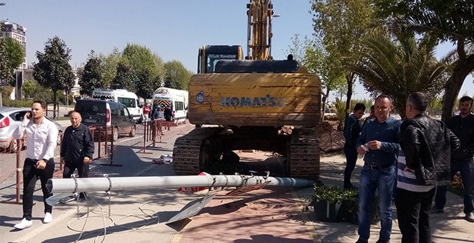 Maltepe sahilde inanılmaz kaza: Lamba düştü...