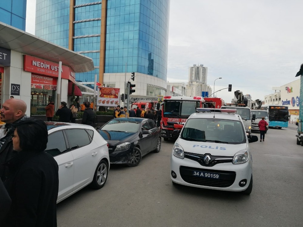 Maltepe’de 18 katlı iş merkezinde yangın paniği 