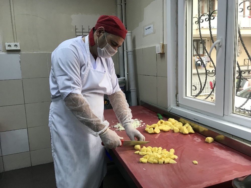 Maltepe’de 65 yaş üstü vatandaşlara sıcak yemek desteği 