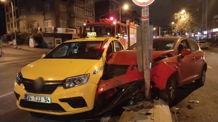 Maltepe'de alkollü sürücü ticari taksiye çarptı: 1 yaralı