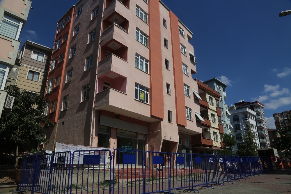 Maltepe’de boşaltılan riskli binadan karot örnekleri alındı 