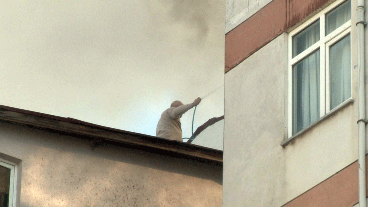 Maltepe'de çatı katı alevlere teslim oldu!