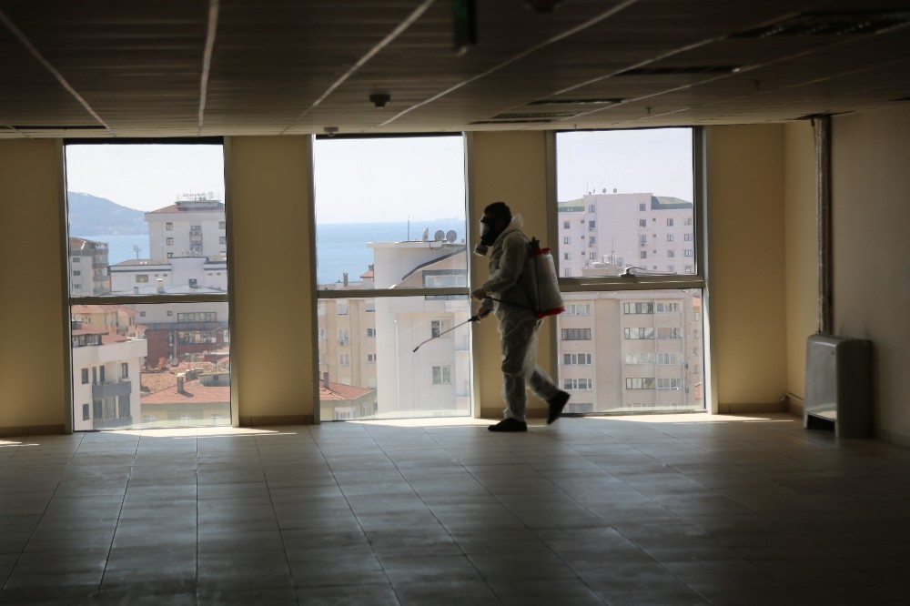 Maltepe’de devlet daireleri dezenfekte edildi 