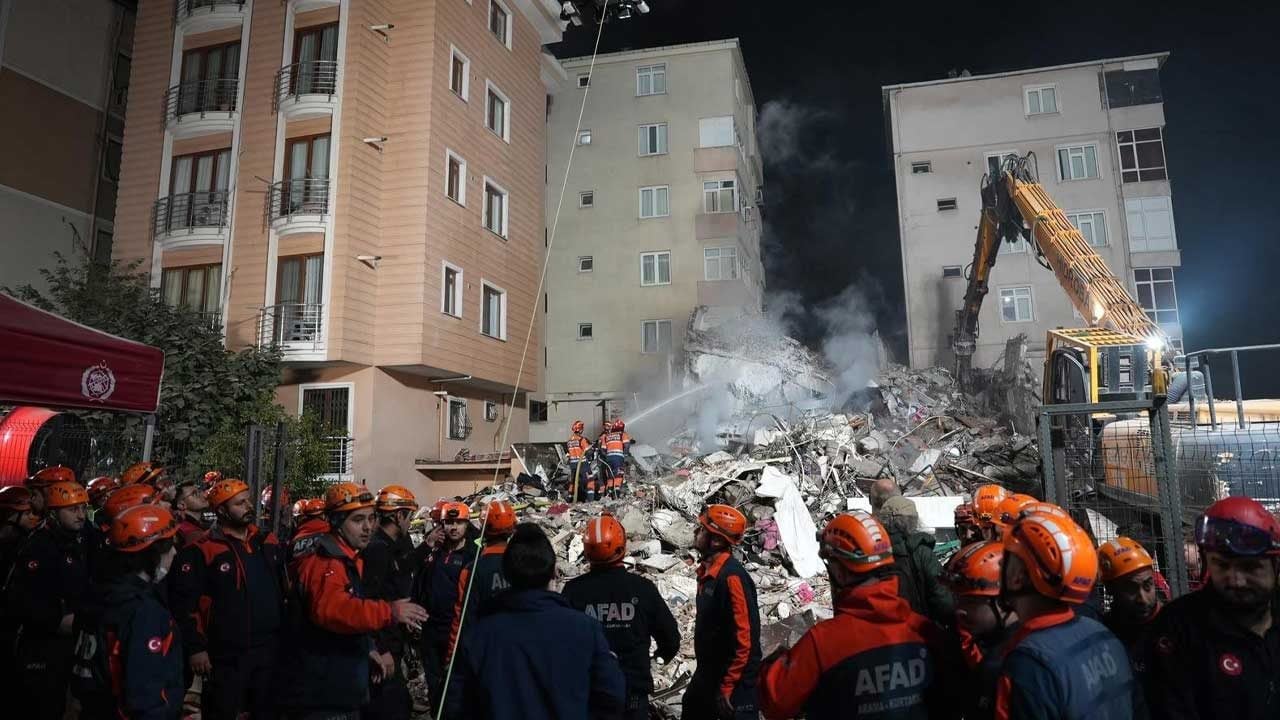 Maltepe’de enkazdaki 2 kişi aranıyor: 774 personel görev başında