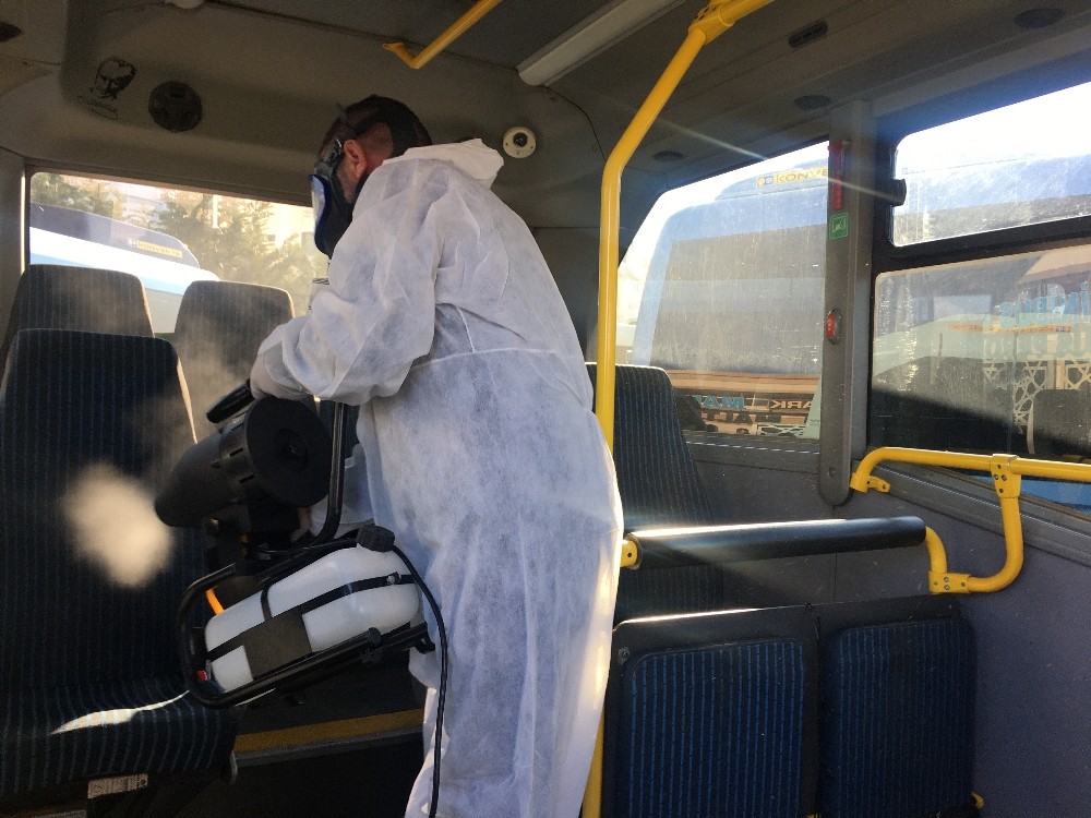 Maltepe’de hatlı minibüsler korona virüsüne karşı ilaçlı su ile dezenfekte edildi 