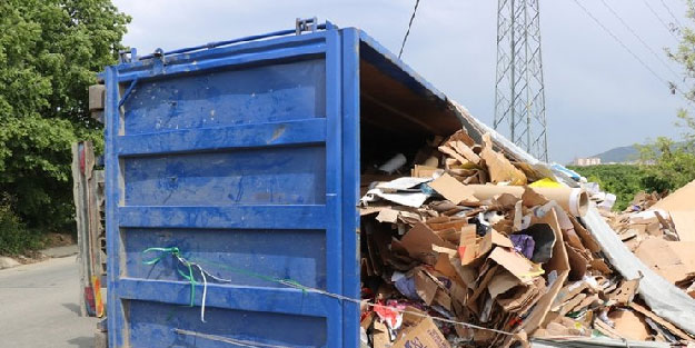 Maltepe'de kağıt yüklü kamyon devrildi! 1 yaralı