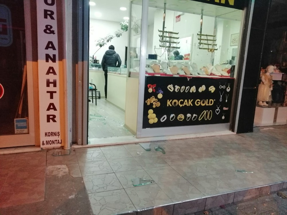 Maltepe’de lüks otomobille vurgun yaptılar 