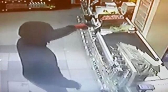 Maltepe’de maskeli market soyguncusu enselendi